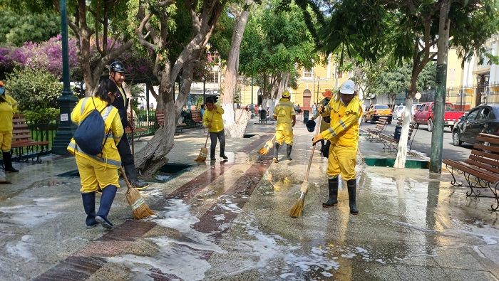 Limpieza en Plaza de Armas