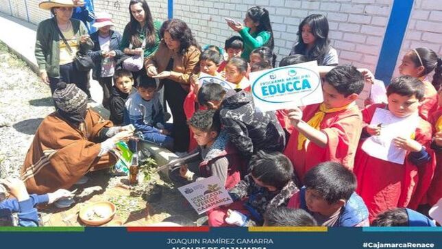 ✨La Gerencia de Desarrollo Ambiental, en colaboración con el Programa Municipal Educca, organizó la XI Cruzada Verde con organización Jesus Trabajador - MANTHOC. La actividad tuvo lugar en la Av. Alfonso Ugarte, Cuadra 13, y contó con el entusiasmo y compromiso de los más jóvenes para promover la cultura ambiental.
🌳Durante la jornada, los niños realizaron tareas de limpieza, recolección de residuos y sensibilización sobre la importancia del cuidado del medio ambiente. Esta acción refleja el compromiso de la Municipalidad Provincial de Cajamarca con la educación ambiental y la participación de la comunidad en la preservación del entorno.
✅La Cruzada Verde busca fortalecer la conciencia ecológica entre los más pequeños, quienes a través de estas actividades se convierten en agentes de cambio para un futuro más limpio y sostenible.
💛¡Con Joaquin Ramírez, Cajamarca renace!