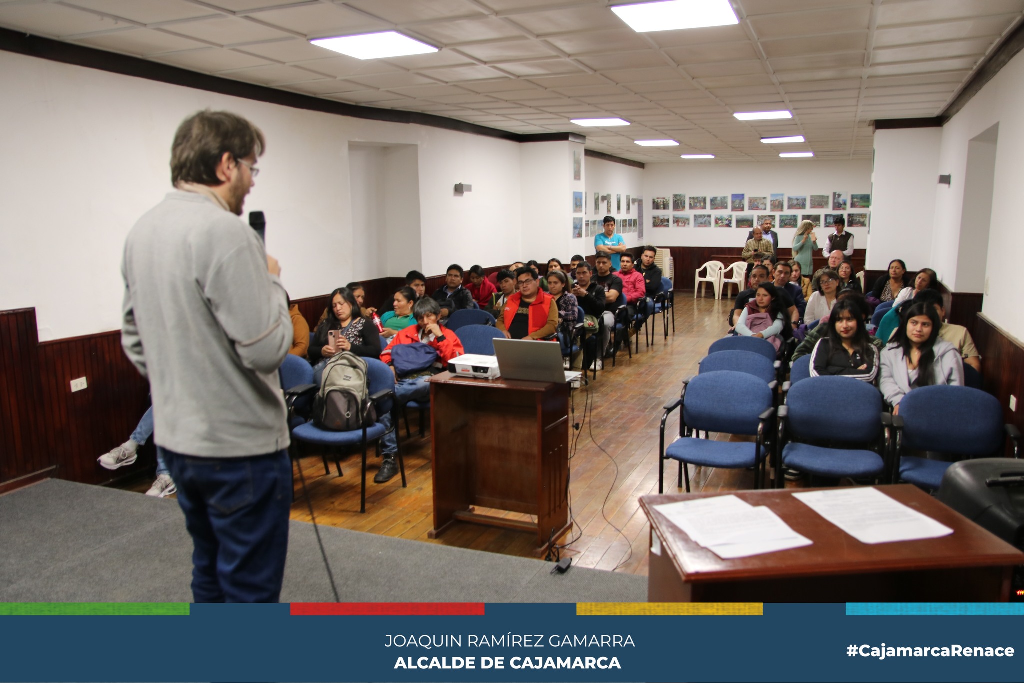 🎥🎞En la Biblioteca Municipal "José Gálvez Egusquiza", se realizó la proyección del documental "España, la primera globalización", con la participación de estudiantes del CEBA San Ramón, como parte de las actividades por la Semana de la Fusión Cultural.
🗣✨Durante la jornada, el escritor Rafael Aita, conocido como el "Capitán Perú", llevó a cabo un conversatorio titulado "La Historia como No te Lo Contaron", donde enriqueció el conocimiento de los jóvenes al replantear sus ideas preconcebidas sobre el contenido de la película.
💛¡Con Joaquin Ramírez, Cajamarca renace!
