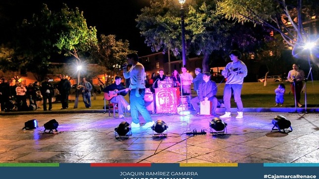 🌟 La municipalidad provincial de Cajamarca, a través del Coro Polifónico "Voces de San Antonio" y el "Taller de Canto" de la subgerencia de cultura, celebró el cierre de la semana de Fusión Cultural con una vibrante "Noche de Criollismo" en la Plaza Mayor de la ciudad.
🎶 La actividad contó con la participación de jóvenes talentos musicales que están surgiendo gracias al esfuerzo de Joaquín Ramírez y el compromiso de los integrantes de la Gerencia de Turismo y Cultura.
💃 Padres de familia y transeúntes se unieron para bailar y cantar cada éxito interpretado por estos nuevos artistas, quienes, bajo la dirección de los reconocidos músicos Fernando Huaccha y Barrym Aguilar, tienen un futuro prometedor por delante.
💛¡Con Joaquin Ramírez, Cajamarca reace!