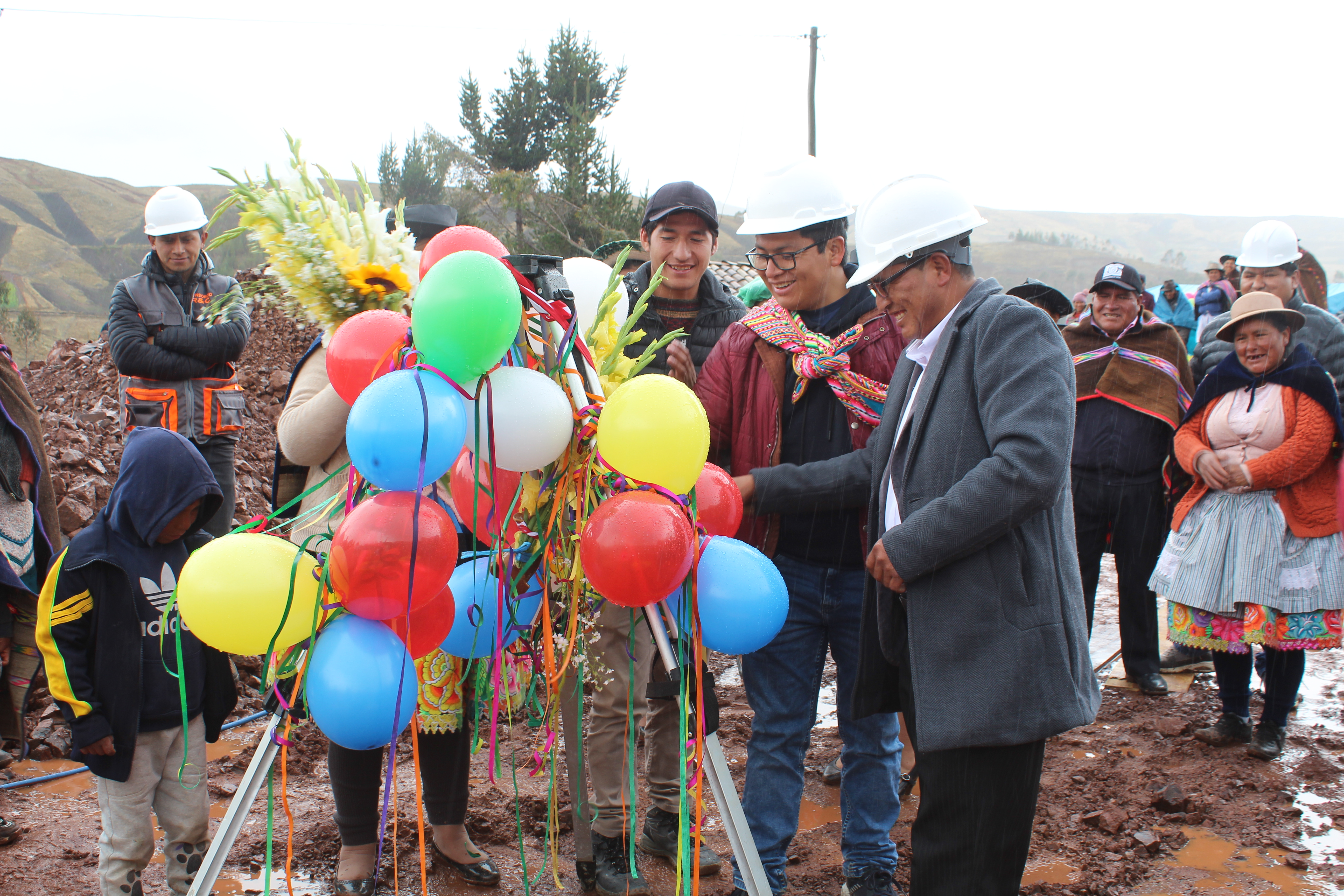 ✅ La Municipalidad Provincial de Tayacaja, comprometida con el bienestar y desarrollo de nuestros pueblos  𝐲 𝐝𝐞 𝐥𝐚 𝐦𝐚𝐧𝐨 𝐝𝐞 𝐧𝐮𝐞𝐬𝐭𝐫𝐚 𝐌𝐮𝐧𝐢𝐜𝐢𝐩𝐚𝐥𝐢𝐝𝐚𝐝 𝐃𝐢𝐬𝐭𝐫𝐢𝐭𝐚𝐥 𝐝𝐞 𝐏𝐚𝐳𝐨𝐬, ha dado inicio a la construcción de un nuevo campo deportivo en el Centro Poblado de Aymara. Este proyecto representa una gran oportunidad para nuestros jóvenes, quienes podrán disfrutar de un espacio moderno y adecuado para la práctica de deportes y actividades recreativas.
✅ Además, es preciso mencionar que este proyecto simboliza un gran esfuerzo, que ha sido posible gracias al trabajo comprometido de nuestro alcalde y regidores, quienes han trabajado e impulsado el clamor del pueblo de San Jose de Aymara ante nuestras autoridades provinciales donde se logró conseguir este gran proyecto.
✅ Con una inversión significativa, este campo contará con infraestructura de calidad que fomentará el deporte y la convivencia. Es un paso más hacia la creación de espacios que promuevan la integración, el sano esparcimiento y el desarrollo integral de nuestra comunidad.