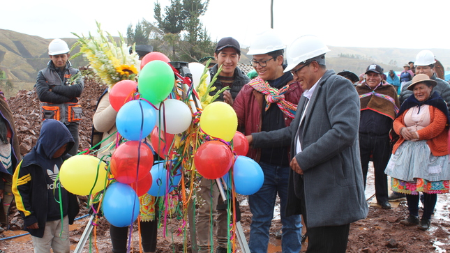 ✅ La Municipalidad Provincial de Tayacaja, comprometida con el bienestar y desarrollo de nuestros pueblos  𝐲 𝐝𝐞 𝐥𝐚 𝐦𝐚𝐧𝐨 𝐝𝐞 𝐧𝐮𝐞𝐬𝐭𝐫𝐚 𝐌𝐮𝐧𝐢𝐜𝐢𝐩𝐚𝐥𝐢𝐝𝐚𝐝 𝐃𝐢𝐬𝐭𝐫𝐢𝐭𝐚𝐥 𝐝𝐞 𝐏𝐚𝐳𝐨𝐬, ha dado inicio a la construcción de un nuevo campo deportivo en el Centro Poblado de Aymara. Este proyecto representa una gran oportunidad para nuestros jóvenes, quienes podrán disfrutar de un espacio moderno y adecuado para la práctica de deportes y actividades recreativas.
✅ Además, es preciso mencionar que este proyecto simboliza un gran esfuerzo, que ha sido posible gracias al trabajo comprometido de nuestro alcalde y regidores, quienes han trabajado e impulsado el clamor del pueblo de San Jose de Aymara ante nuestras autoridades provinciales donde se logró conseguir este gran proyecto.
✅ Con una inversión significativa, este campo contará con infraestructura de calidad que fomentará el deporte y la convivencia. Es un paso más hacia la creación de espacios que promuevan la integración, el sano esparcimiento y el desarrollo integral de nuestra comunidad.