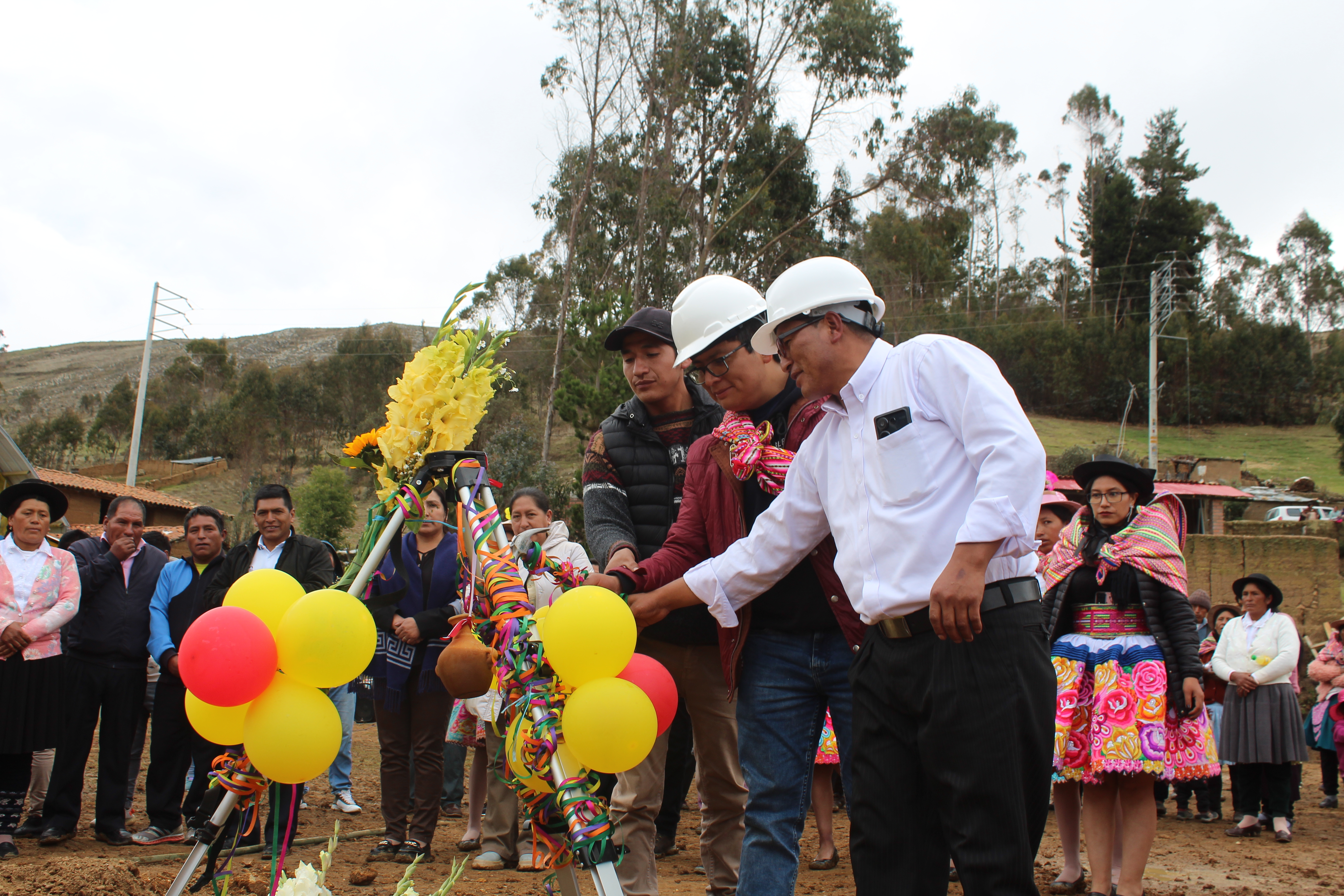 ✅ La Municipalidad Provincial de Tayacaja, de la mano de la Municipalidad Distrital de Pazos, realizó la esperada puesta de la primera piedra para la construcción de un moderno campo deportivo en el Centro Poblado de Coyllorpampa, un importante paso para el desarrollo y bienestar de los pobladores de esta zona.
✅ El evento contó con la presencia del alcalde provincial de Tayacaja, quien destacó en su intervención el compromiso de su gestión para mejorar la infraestructura y la calidad de vida de los pueblos más alejados y olvidados de nuestra provincia. “Estamos trabajando de manera incansable para llevar progreso a cada rincón de Tayacaja, especialmente a aquellos lugares que durante mucho tiempo no habían recibido la atención que merecen”, expresó el alcalde provincial.
✅Asimismo, el mandatario provincial reconoció públicamente la gestión del alcalde distrital de Pazos, destacando su labor como uno de los mayores gestores de proyectos en toda la provincia. El trabajo en conjunto entre nuestras municipalidades es clave para impulsar el desarrollo y generar más oportunidades para nuestros pueblos”,
✅Este nuevo campo deportivo, que beneficiará a muchos jóvenes y familias de Coyllorpampa, forma parte de una serie de proyectos que buscan fomentar el deporte, la recreación y la integración social en toda la provincia de Tayacaja.