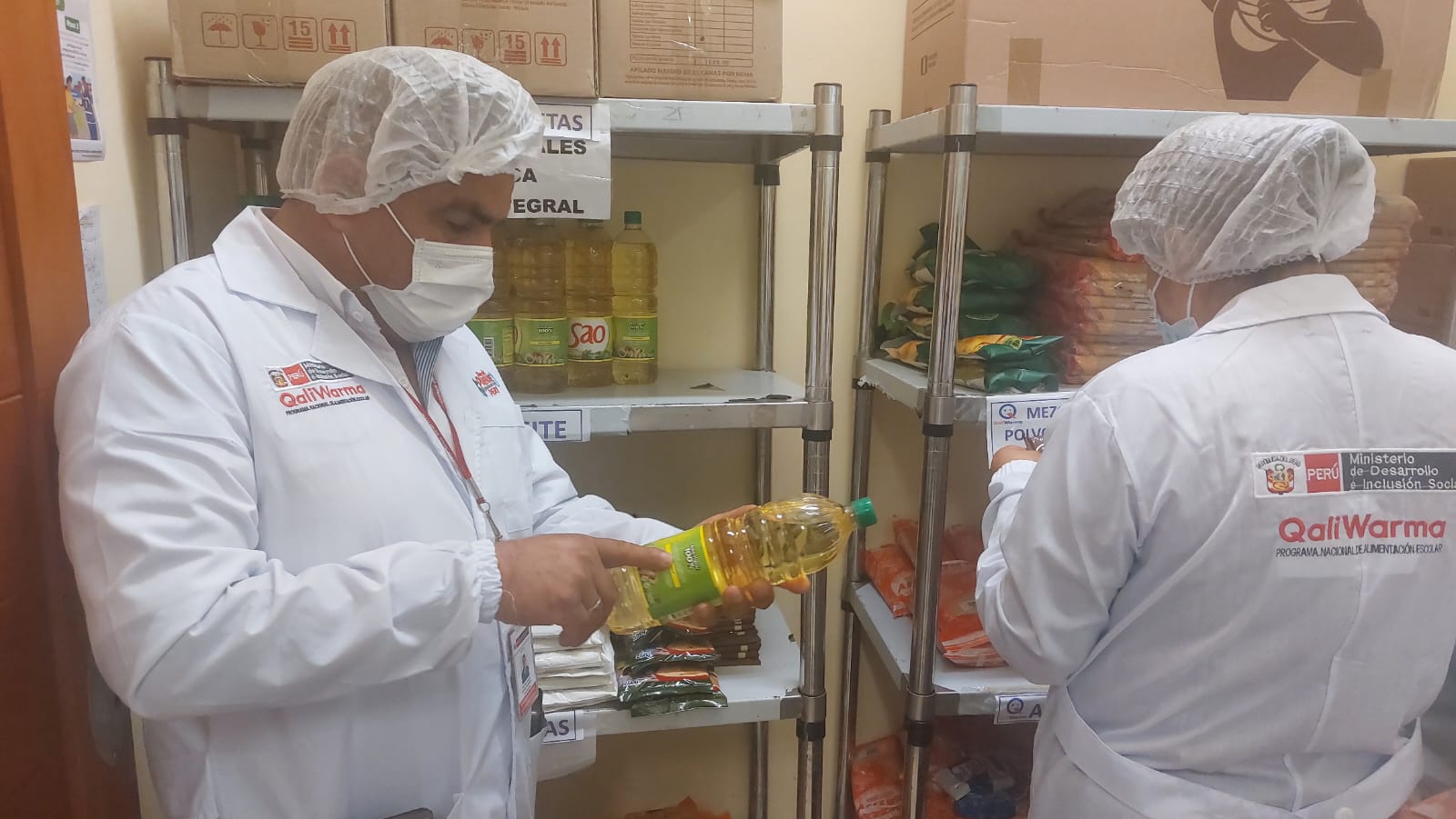 Personal de Qali Warma supervisa almacén.