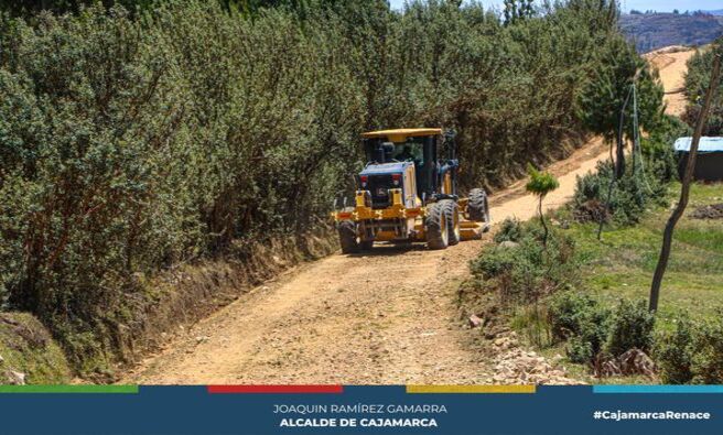 🚜 La Municipalidad Provincial de Cajamarca está llevando a cabo el mantenimiento de las trochas carrozables en el Centro Poblado Porcón La Esperanza, beneficiando a más de 3,500 habitantes. Este trabajo, que abarca 15 kilómetros, busca mejorar las vías de acceso y elevar la calidad de vida de la comunidad.
🙌 Wilder Chilón Ducos, alcalde de Porcón La Esperanza, agradeció al alcalde provincial, Joaquín Ramírez, por el apoyo con la maquinaria necesaria. “Estas mejoras son un gran paso para nuestra comunidad, facilitando el transporte y potenciando el desarrollo económico y social”, destacó.
🌱 Este esfuerzo refleja el compromiso de la Municipalidad Provincial de Cajamarca por reducir las brechas de infraestructura vial en zonas rurales, contribuyendo al bienestar y progreso local.
🚀 Con estas obras, se espera que los pobladores de Porcón La Esperanza disfruten de mejores condiciones para sus actividades diarias, fortaleciendo la conexión entre las áreas rurales y urbanas de la provincia.
💛 ¡Con Joaquin Ramírez, Cajamarca renace!