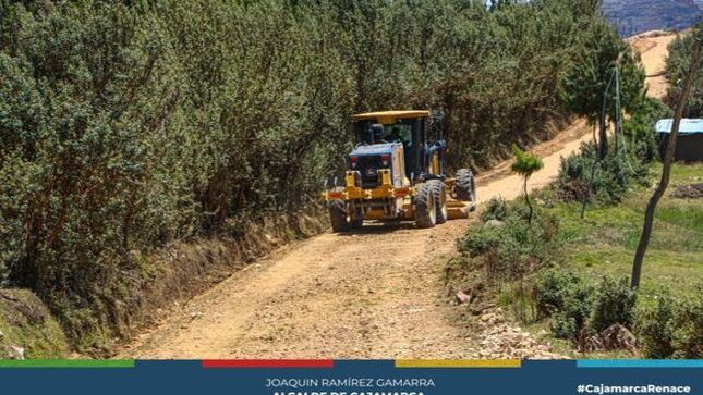 🚜 La Municipalidad Provincial de Cajamarca está llevando a cabo el mantenimiento de las trochas carrozables en el Centro Poblado Porcón La Esperanza, beneficiando a más de 3,500 habitantes. Este trabajo, que abarca 15 kilómetros, busca mejorar las vías de acceso y elevar la calidad de vida de la comunidad.
🙌 Wilder Chilón Ducos, alcalde de Porcón La Esperanza, agradeció al alcalde provincial, Joaquín Ramírez, por el apoyo con la maquinaria necesaria. “Estas mejoras son un gran paso para nuestra comunidad, facilitando el transporte y potenciando el desarrollo económico y social”, destacó.
🌱 Este esfuerzo refleja el compromiso de la Municipalidad Provincial de Cajamarca por reducir las brechas de infraestructura vial en zonas rurales, contribuyendo al bienestar y progreso local.
🚀 Con estas obras, se espera que los pobladores de Porcón La Esperanza disfruten de mejores condiciones para sus actividades diarias, fortaleciendo la conexión entre las áreas rurales y urbanas de la provincia.
💛 ¡Con Joaquin Ramírez, Cajamarca renace!