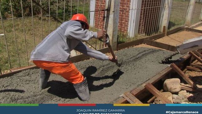 🚧La municipalidad Provincial de Cajamarca informa a la comunidad cajamarquina que hoy se realizó el vacío de veredas en ambos lados de la obra del jr. Los patos, lo cual representa un gran avance para el proyecto. Estas labores se ejecutan sin problemas y respetando el expediente técnico.
👷‍♂️ El supervisor Ing. Kelvin Cáceres Vásquez nos comentó que el vacío de veredas se está llevando a cabo en ambos tramos y se espera culminar la obra dentro del plazo establecido, beneficiando a todos los cajamarquinos.
💛¡Con Joaquin Ramírez, Cajamarca renace!