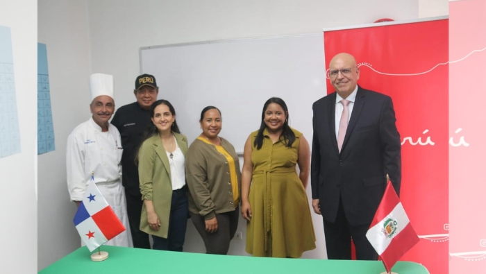 Embajador del Perú Mario López, a compañado de funcionarios de la Embajada y del Centro de Cumplimiento de Las Garzas