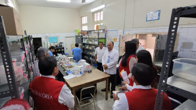 La Libertad.- Auditores de la Gerencia Regional de Control de La Libertad realizaron un operativo para verificar la disponibilidad de los medicamentos en los hospitales EsSalud Víctor Lazarte Echegaray y de Alta Complejidad “Virgen de la Puerta”, con la finalidad de contribuir a la atención farmacológica oportuna de los más de 757 mil asegurados (a marzo del 2023) de la Red Asistencial La Libertad.