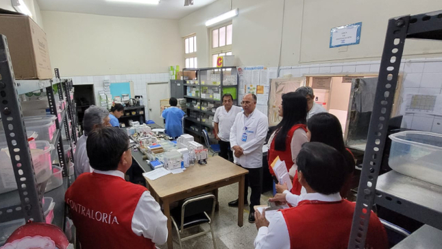 La Libertad.- Auditores de la Gerencia Regional de Control de La Libertad realizaron un operativo para verificar la disponibilidad de los medicamentos en los hospitales EsSalud Víctor Lazarte Echegaray y de Alta Complejidad “Virgen de la Puerta”, con la finalidad de contribuir a la atención farmacológica oportuna de los más de 757 mil asegurados (a marzo del 2023) de la Red Asistencial La Libertad.