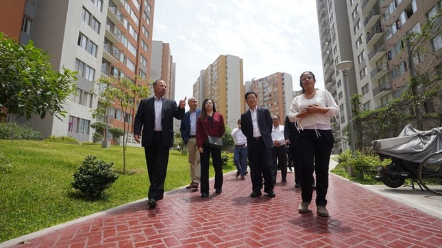 Durante el recorrido, el viceministro de Vivienda y Urbanismo, David Ramos, en compañía de su homólogo de China destacó este importante proyecto que marca un hito en las construcciones responsables con el medio ambiente en la capital. 