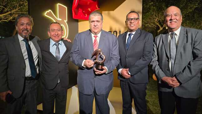 Foto de Superintendente Nacional de los Registros Públicos y miembros de alta dirección de la Sunarp muestran el premio Creatividad Empresarial 2024 otorgado a Sunarp