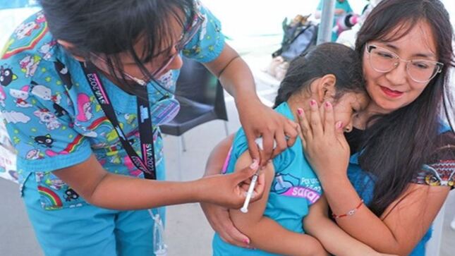 El Ministerio de Salud (Minsa) anunció el inicio de un ambicioso plan de vacunación contra el dengue que se desarrollará a partir del sábado 23 de noviembre en las regiones priorizadas de Piura, Tumbes, Loreto y Ucayali, así fue reportado por Andina. Este esfuerzo busca inmunizar a 222.750 niños y adolescentes de entre 10 y 16 años para reducir proporcionalmente los casos y decesos relacionados con esta enfermedad. Según datos proporcionados por el Minsa, la campaña se llevará a cabo en 16 distritos específicos dentro de estas regiones. “El objetivo es cuidar la salud de los menores en áreas de alta incidencia”, afirmó la fuente.

Este plan piloto, que se desarrollará para el período 2024-2025, fue aprobado bajo la Resolución Ministerial n.º 764-2024/MINSA. Las autoridades sanitarias han puesto un fuerte énfasis en la implementación eficiente y segura de esta iniciativa, para lo cual se ha contado con el respaldo técnico del Centro Nacional de Epidemiología, Prevención y Control de Enfermedades (CDC Perú), así como de otras direcciones importantes del sector. De acuerdo con el Minsa, “las acciones a desarrollar están enmarcadas en un plan piloto específico para estas regiones”.

La vacunación utilizará dosis de un preparado tetravalente que se aplicará de manera gratuita en establecimientos de salud seleccionados. Esta vacuna prepara al sistema inmune para enfrentar las cuatro variantes del virus del dengue y, de acuerdo con la recomendación de la Organización Mundial de la Salud (OMS), constará de dos dosis administradas con un intervalo de tres meses. Minsa destacó, “La vacunación tetravalente es clave para generar inmunidad en la población joven expuesta”.

En términos de logística, el Centro Nacional de Abastecimiento de Recursos Estratégicos en Salud (Cenares) ha iniciado la distribución de las vacunas compradas, un total de 445.500 dosis, tras recibir la evaluación positiva de la Dirección General de Medicamentos, Insumos y Drogas (Digemid). Esta adquisición fue coordinada a través de la Organización Panamericana de la Salud (OPS), la cual respalda la calidad y eficacia del producto. Con base en las autoridades de salud, “el proceso de distribución se lleva a cabo bajo protocolos de seguridad estrictos” para asegurar que las vacunas lleguen en condiciones óptimas a los centros de salud.

Este despliegue ha captado el interés de otras plataformas mediáticas. En una declaración recogida por otros medios, la OMS destacó la importancia de campañas de vacunación en áreas de alta transmisión, resaltando que “la vacunación es una herramienta fundamental para controlar brotes masivos”, según mencionó la organización internacional.

En cuanto a los distritos específicos a ser impactados, en Loreto se vacunarán localidades como Iquitos, San Juan Bautista, y Punchana, manejando un contingente significativo tanto de dosis como de personal sanitario, mientras que en Piura, se cubrirán distritos como Piura y Sullana. En Tumbes, Tumbes y Zarumilla serán el foco, y en Ucayali, distritos como Callería y Yarinacocha estarán involucrados. “Estos distritos han sido seleccionados debido a su alta incidencia de casos”, explicaron las autoridades encargadas del plan.

Para garantizar el éxito del programa, el Minsa está brindando asistencia técnica especializada y ha desplegado diversos equipos para coordinar las operaciones en salud, las cuales incluyen la promoción de la salud y la comunicación efectiva con las comunidades locales. Esto es crítico para maximizar la implantación del plan de inmunización. Un vocero del Minsa mencionó que, “se están utilizando estrategias de comunicación masiva para informar a la población sobre la importancia de la vacunación”.

La expectativa es reducir significativamente tanto los casos de dengue como las complicaciones graves que este puede acarrear. Esta iniciativa representa un paso importante en la lucha contra una de las enfermedades tropicales más persistentes y mortales en territorios vulnerables.

