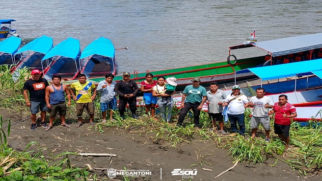 Municipalidad de Megantoni entregó embarcaciones a asociación de transporte fluvial en Timpia