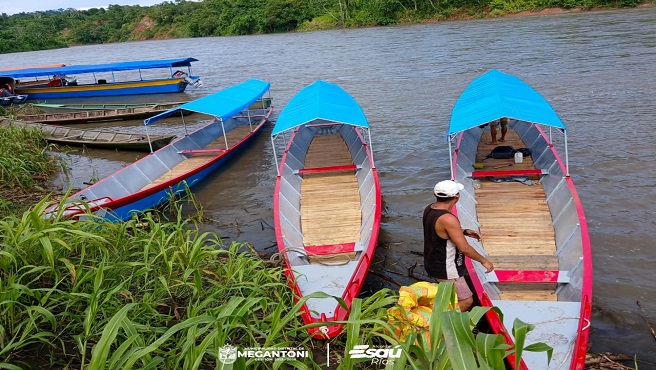 Municipalidad de Megantoni entregó embarcaciones a asociación de transporte fluvial en Timpia