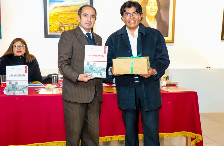 Presentación de "Los Valcárcel, estirpe de músicos universales de Puno, retorno a la tierra" de José Calisaya Mamani en la FIL Puno