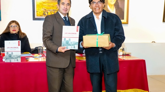Presentación de "Los Valcárcel, estirpe de músicos universales de Puno, retorno a la tierra" de José Calisaya Mamani en la FIL Puno