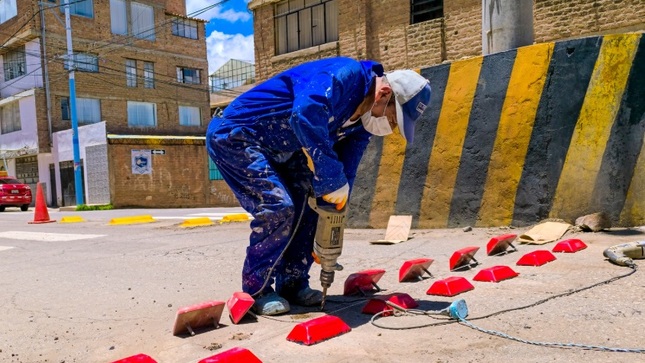 La Gerencia de Transportes realizó pintado de rompemuelles e implementacion de tachas reflectivas