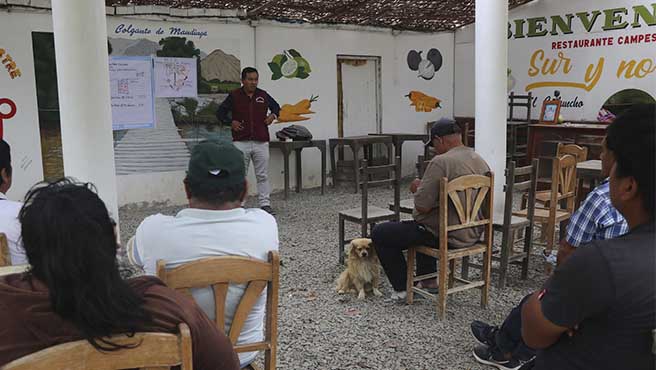 Recibieron una capacitación con el objetivo de controlar y erradicar la plaga de la mosca de la fruta.