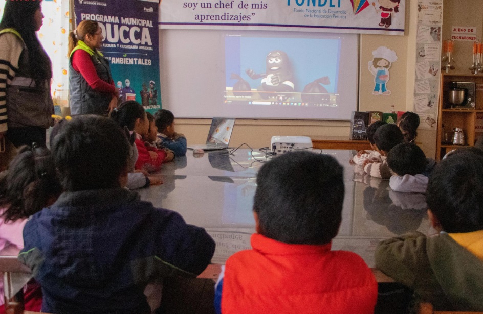 Estudiantes y docentes de inicial participan en capacitación sobre el manejo adecuado de residuos y elaboración de compost