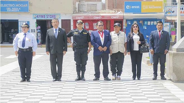 Autoridades participan en izamiento de banderas en Huarmey