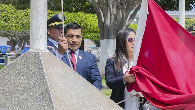 Autoridades participan en izamiento de banderas en Huarmey