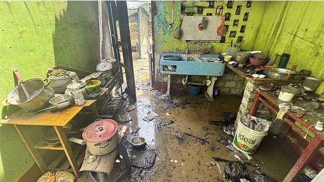 Se entrego ayuda humanitaria a familia damnificada del incendio de su vivienda en el parque Mariategui.