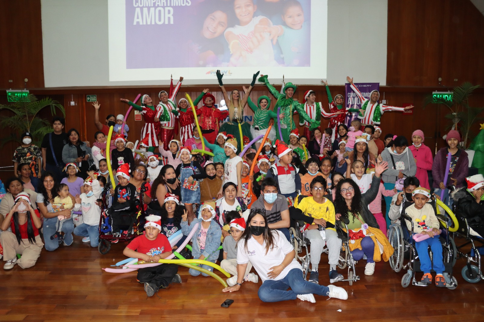 Pequeños guerreros que luchan contra el cáncer del INEN disfrutan de un adelanto mágico de Navidad con show y regalos