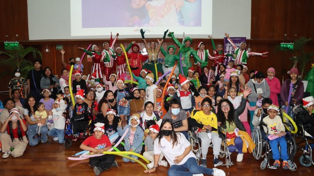Pequeños guerreros que luchan contra el cáncer del INEN disfrutan de un adelanto mágico de Navidad con show y regalos