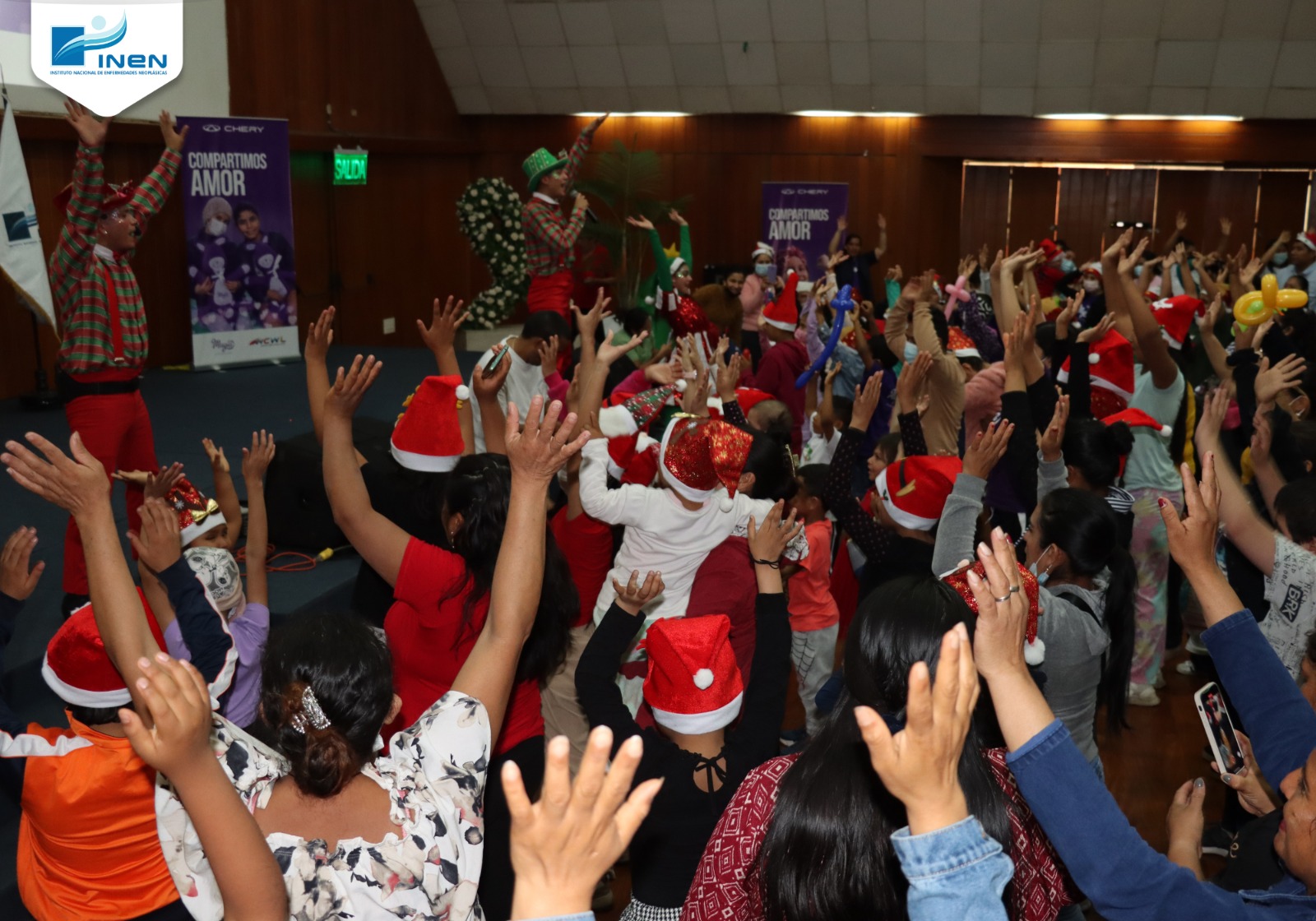 Pequeños guerreros que luchan contra el cáncer del INEN disfrutan de un adelanto mágico de Navidad con show y regalos