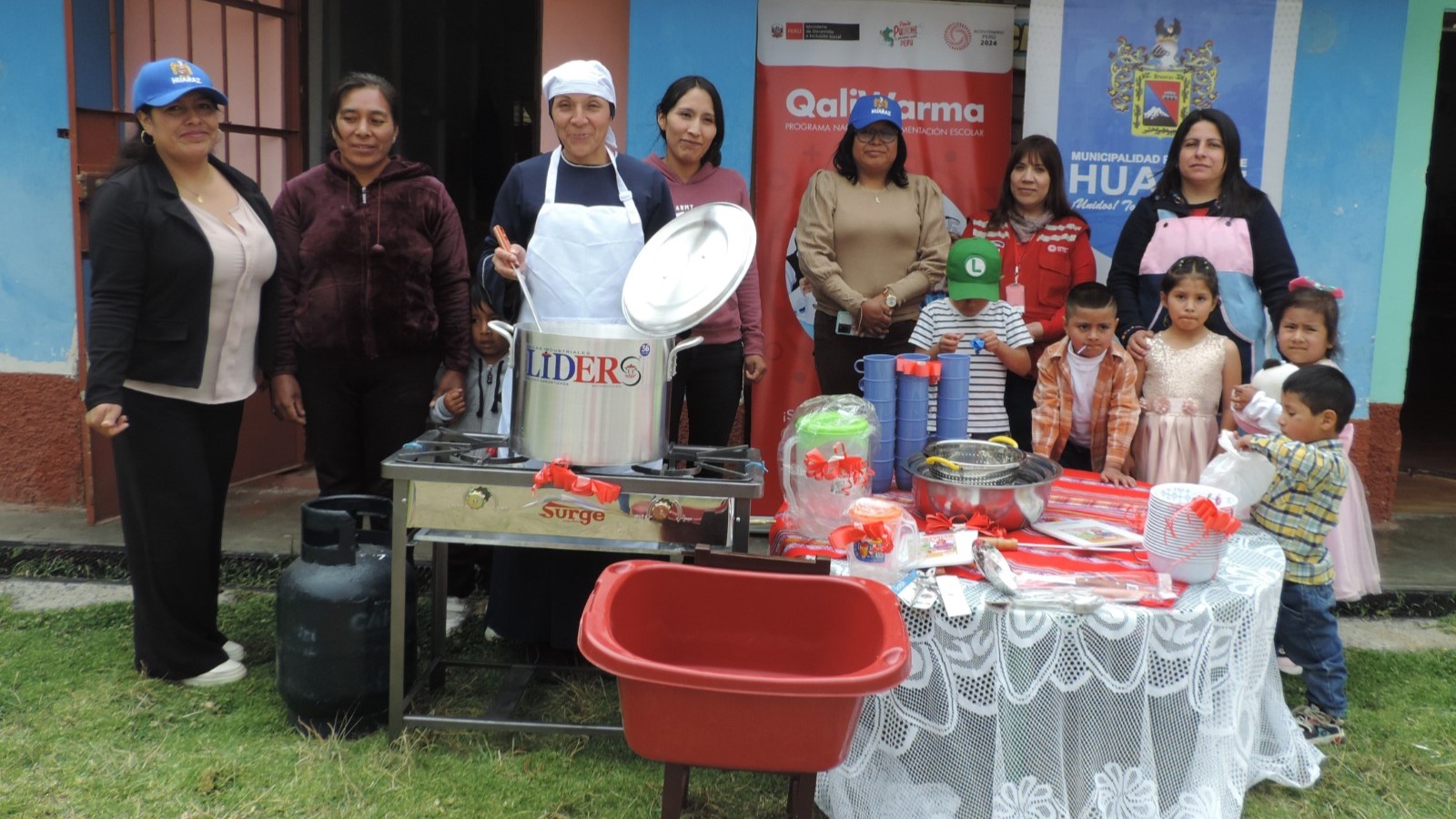 Autoridades donan kits de cocina a I. E.