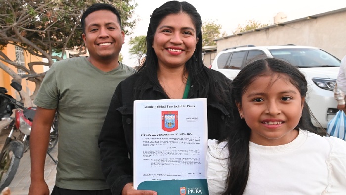 Familias reciben su título de propiedad