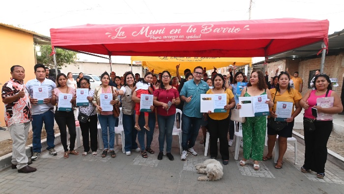Vecinos reciben su título de propiedad
