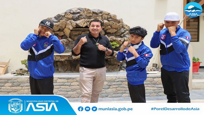 Nuestros jóvenes deportistas, Farid Boza Ykebe, Alexander Ferreyra Mori, Ronald Espinoza Huaman, que forman parte de la Escuela Municipal de Boxeo de Asia, partieron rumbo a Chile para competir en el torneo ❞𝗚𝘂𝗮𝗻𝘁𝗲𝘀 𝗱𝗲 𝗣𝗹𝗮𝘁𝗮❞, el cual se llevará a cabo hoy viernes 22 de noviembre en el Gimnasio de Calle Thompson 747, Iquique.
Nuestro Alcalde Isaias Alcántara Malasquez y el Concejo Municipal de Asia les envían un gran saludo y el mayor de los deseos en esta competencia internacional. Asimismo, nuestra autoridad edil reafirma el compromiso de seguir impulsando el deporte y apoyando a todos los jóvenes asianos.
¡Vamos muchachos! ¡Vamos por esa medalla!