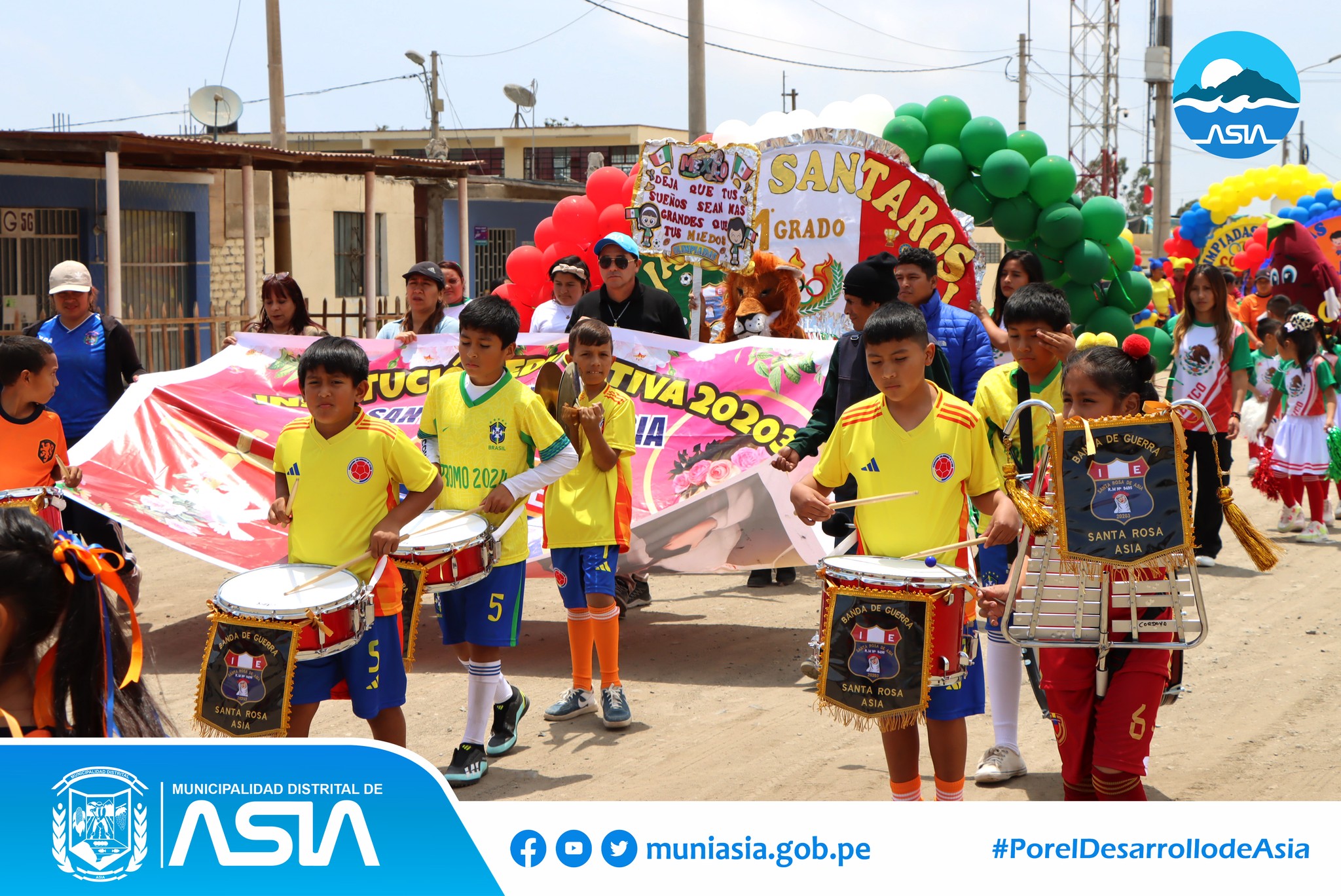 ¡Continúa apoyando el deporte! El alcalde Isaías Alcántara Malásquez acompañado de la Primera Dama, Marlene Arias Aburto, inauguró las Olimpiadas Escolares en la emblemática Institución Educativa 20203 Santa Rosa. Este evento reunió a más de 60 alumnos del nivel primaria.
Durante su discurso, el alcalde reafirmó su compromiso de continuar apoyando las actividades que contribuyan en la formación integral de los niños y jóvenes y promuevan la educación.
Además, hizo entregó implementos deportivos como: pelotas de fútbol, vóley , básquet; juegos lúdicos y didácticos además de bebidas rehidratantes y galletas; con el objetivo de promover las prácticas deportivas en el distrito.
Finalmente, se procedió al gran pasacalle de grados con sus respectivos muñecos por las principales calles del Anexo Santa Rosa, recibiendo los aplausos del público.