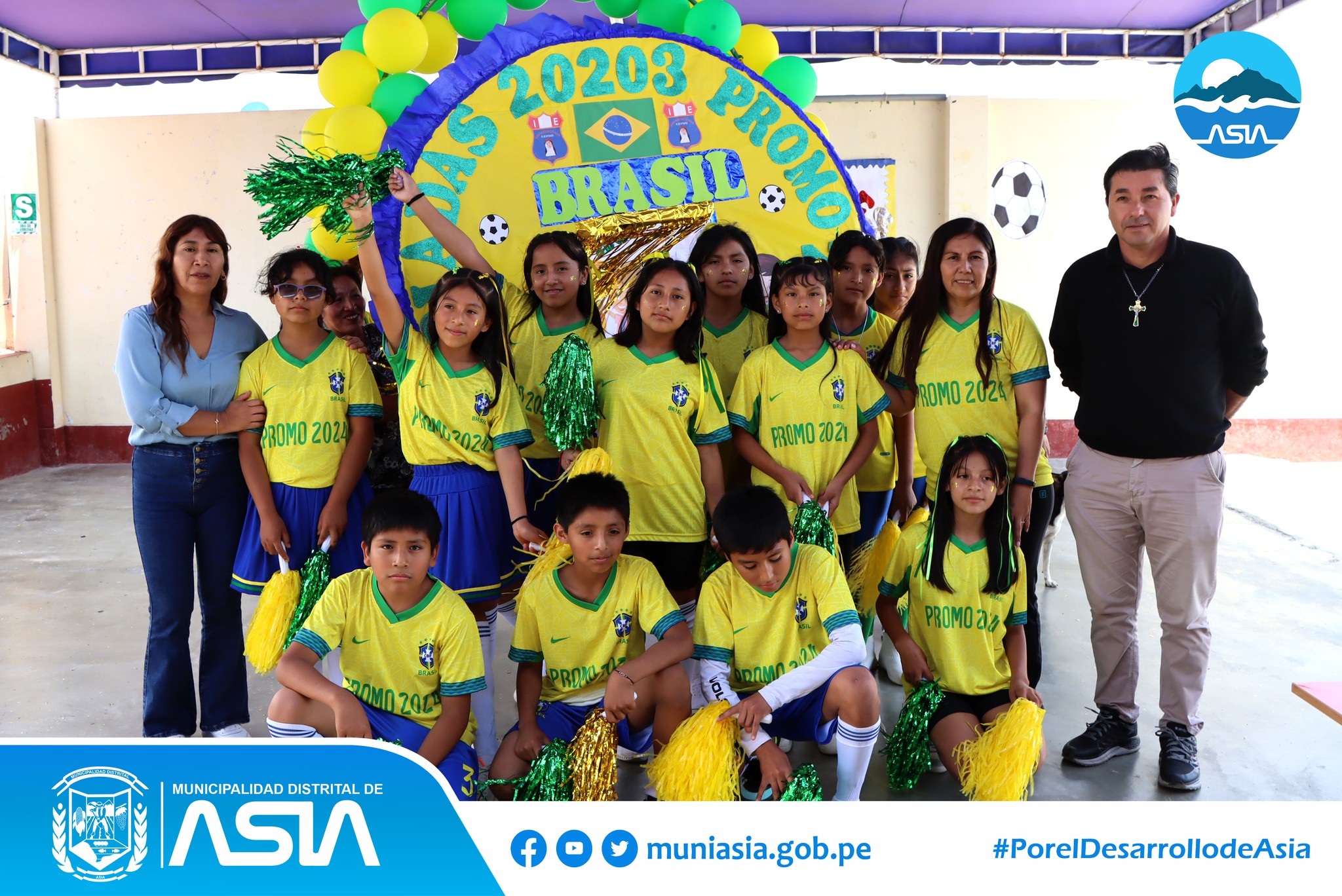 ¡Continúa apoyando el deporte! El alcalde Isaías Alcántara Malásquez acompañado de la Primera Dama, Marlene Arias Aburto, inauguró las Olimpiadas Escolares en la emblemática Institución Educativa 20203 Santa Rosa. Este evento reunió a más de 60 alumnos del nivel primaria.
Durante su discurso, el alcalde reafirmó su compromiso de continuar apoyando las actividades que contribuyan en la formación integral de los niños y jóvenes y promuevan la educación.
Además, hizo entregó implementos deportivos como: pelotas de fútbol, vóley , básquet; juegos lúdicos y didácticos además de bebidas rehidratantes y galletas; con el objetivo de promover las prácticas deportivas en el distrito.
Finalmente, se procedió al gran pasacalle de grados con sus respectivos muñecos por las principales calles del Anexo Santa Rosa, recibiendo los aplausos del público.