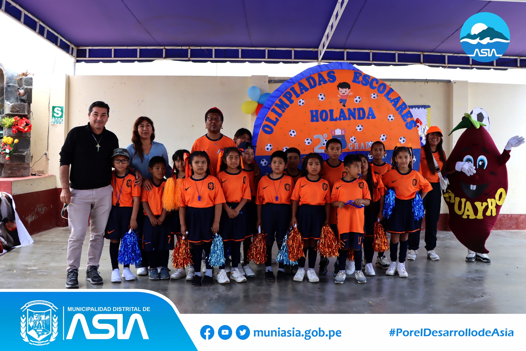 ¡Continúa apoyando el deporte! El alcalde Isaías Alcántara Malásquez acompañado de la Primera Dama, Marlene Arias Aburto, inauguró las Olimpiadas Escolares en la emblemática Institución Educativa 20203 Santa Rosa. Este evento reunió a más de 60 alumnos del nivel primaria.
Durante su discurso, el alcalde reafirmó su compromiso de continuar apoyando las actividades que contribuyan en la formación integral de los niños y jóvenes y promuevan la educación.
Además, hizo entregó implementos deportivos como: pelotas de fútbol, vóley , básquet; juegos lúdicos y didácticos además de bebidas rehidratantes y galletas; con el objetivo de promover las prácticas deportivas en el distrito.
Finalmente, se procedió al gran pasacalle de grados con sus respectivos muñecos por las principales calles del Anexo Santa Rosa, recibiendo los aplausos del público.
