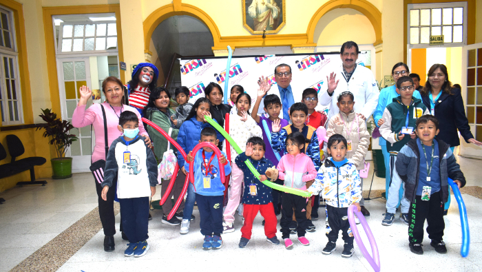 Los niños olvidaron por un momento el tratamiento que reciben para divertirse en este paseo especial. Estos menores -entre 2 y 12 años- acuden tres veces a la semana para los respectivos procedimientos médicos. 