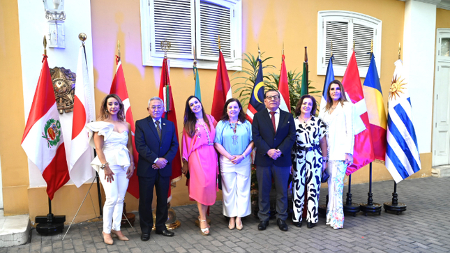 El evento se realizó en la embajada de Brasil, en Miraflores, donde hubo desfile de trajes típicos de diferentes países, gastronomía y sorteos. 