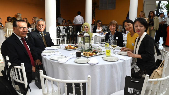 El evento se realizó en la embajada de Brasil, en Miraflores, donde hubo desfile de trajes típicos de diferentes países, gastronomía y sorteos. 