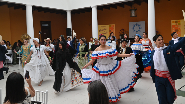 El evento se realizó en la embajada de Brasil, en Miraflores, donde hubo desfile de trajes típicos de diferentes países, gastronomía y sorteos. 