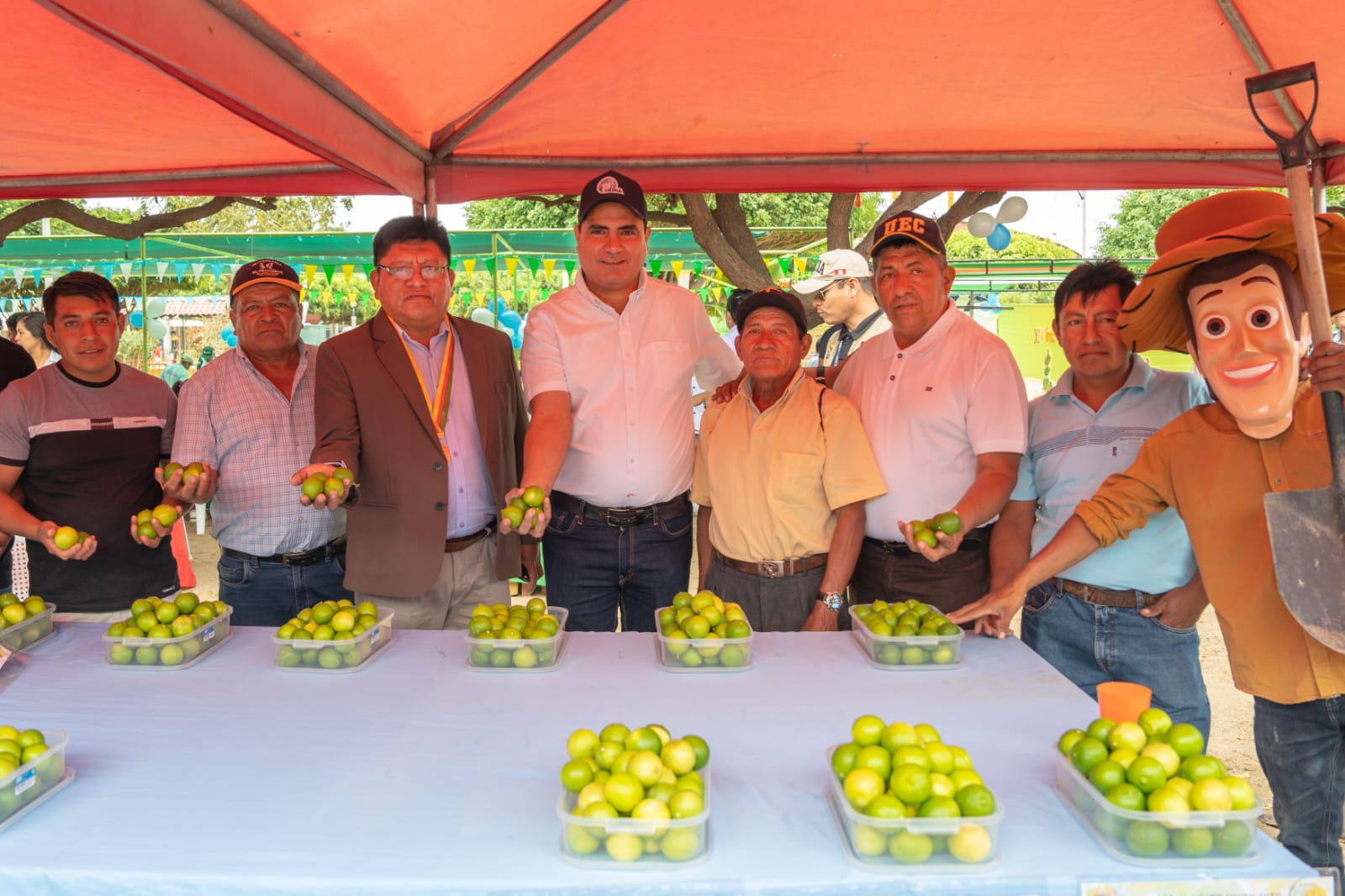 Gobernador regional entrega bombas de pozo profundo a agricultores de La Matanza-Morropón, en su aniversario