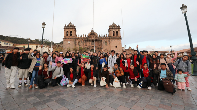 La Plaza de Armas de Cusco reunió a becarios cusqueños, quienes recibieron kits del Pronabec (1)