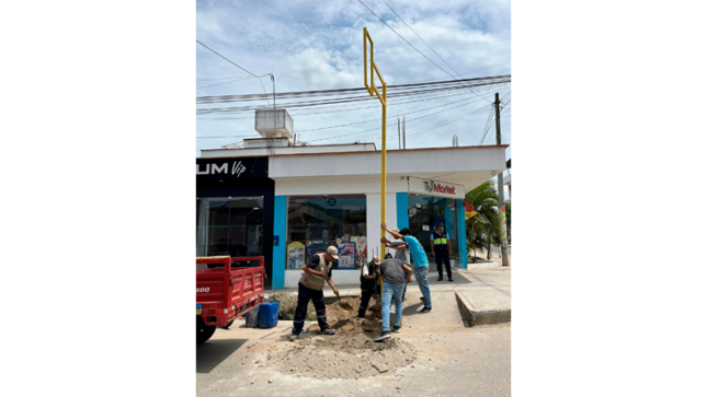 MPSM realiza instalaciones de estructuras de semáforos en las intersecciones del Jr. Colón con Jr. Ramón Castilla.
