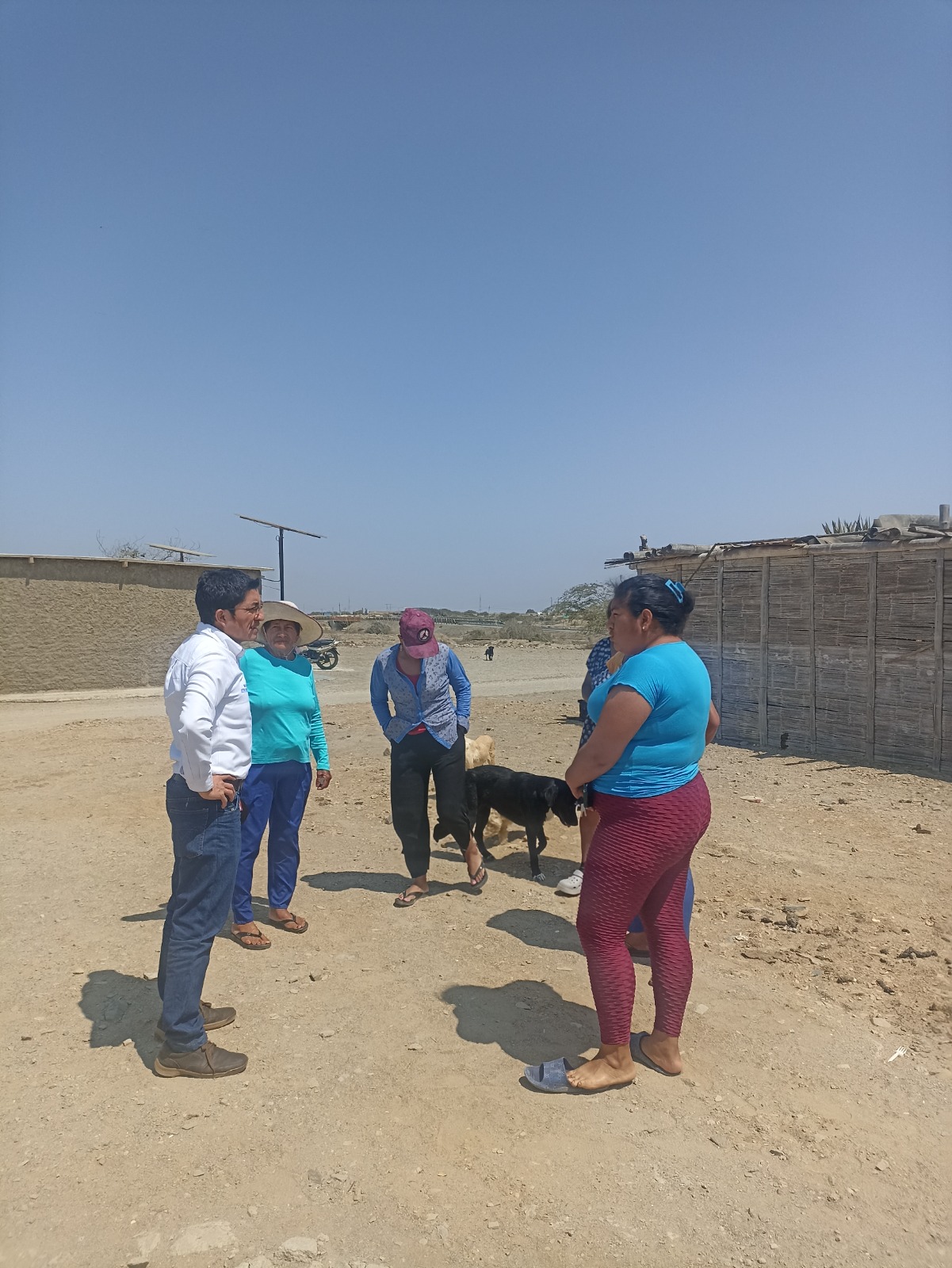 Personal de la DREM conversando con pobladores del caserio La Dévora