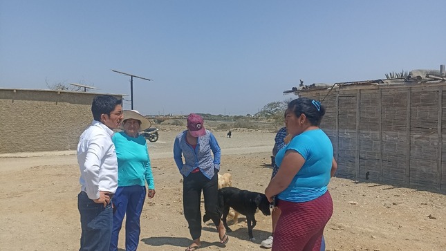 Personal de la DREM conversando con pobladores del caserio La Dévora