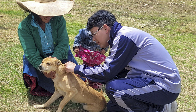 Imagenes de la intervención de la vacunación antirrábica en caserion y Huamachuco.