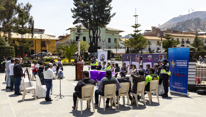Imagenes de la rueda de prensa en la plaza de Armas de Huamachuco.