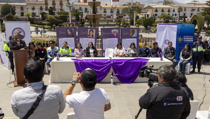 Imagenes de la rueda de prensa en la plaza de Armas de Huamachuco.