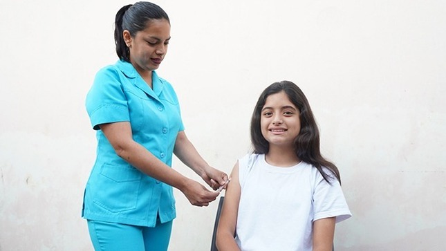Con la finalidad de garantizar un proceso adecuado, el Ministerio de Salud (Minsa) estableció los lineamientos para la vacunación contra el dengue durante el desarrollo del plan piloto de implementación que se realizará en las regiones de Loreto, Piura, Tumbes y Ucayali 2024 -2025.

El documento "Lineamientos para la vacunación contra el dengue durante la ejecución del Plan Piloto 2024 - 2025", está aprobado bajo de la Resolución Ministerial n.° 807-2025/Minsa y su ambiente de aplicación y cumplimiento recae sobre órganos desconcentrados y unidades orgánicas, así como las direcciones y gerencias regionales de salud (Diresa/Geresa) y establecimientos de salud de los distritos pertenecientes a Loreto, Piura, Tumbes y Ucayali, establecidos en el plan piloto.

Son en total 222 750 niños y adolescentes quienes recibirán dos dosis, con un intervalo de 3 meses; esta indicación se realiza bajo aprobación y recomendación de la Organización Mundial de la Salud (OMS).

El documento detalla que, la Dirección de Inmunizaciones del Minsa ha realizado la contratación de más de 300 profesionales de la salud, entre: vacunador, anotador, digitador y monitor para que laboren en las regiones priorizadas.

También se establece que, la vacunación se realizará en 54 establecimientos de salud priorizados: Loreto (9), Piura (26), Tumbes (5) y Ucayali (14), los cuales acondicionarán los ambientes de sala de espera, vacunatorio y el área de reposo, y contarán con la cadena de frío.

Para garantizar la implementación del plan piloto, el Centro Nacional de Abastecimiento de Recursos Estratégicos en Salud (Cenares) adquirió y distribuyó a las regiones las vacunas y los dispositivos médicos (vacunas, agujas y jeringas), así como insumos algodón, jabón, cajas de bioseguridad, bolsas de polietileno, entre otros.

El lineamiento también establece la estrategia y registro de vacunación, manejo y eliminación de residuos, entre otros detalles.

LANZAMIENTO
El Minsa confirmó que, el lanzamiento e inicio del plan piloto de vacunación se realizará el día sábado 23 de noviembre en: Centro de Salud I-4 Castilla (Piura), Centro de Salud Húsares del Perú (Ucayali), Centro de Salud San Juan de Miraflores (Loreto) y en el Centro de Salud Zarumilla (Tumbes).